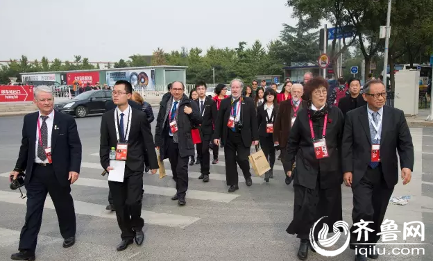 出席薇薇安·迈尔学术论坛各国代表步入会场