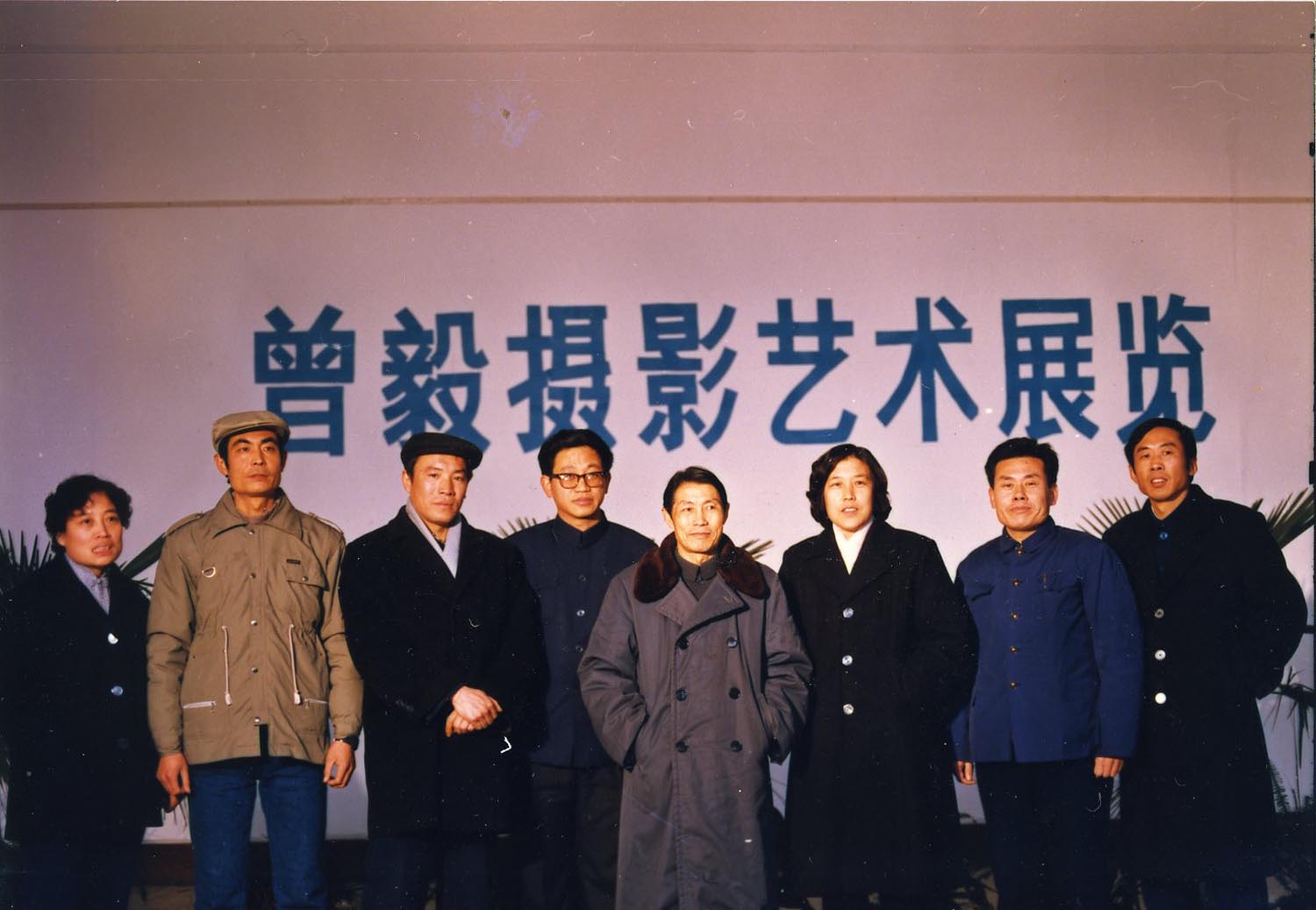 8袁毅平与省青联主席吴爱英等合影留念.jpg 8袁毅平与省青联主席吴爱英等合影留念.jpg