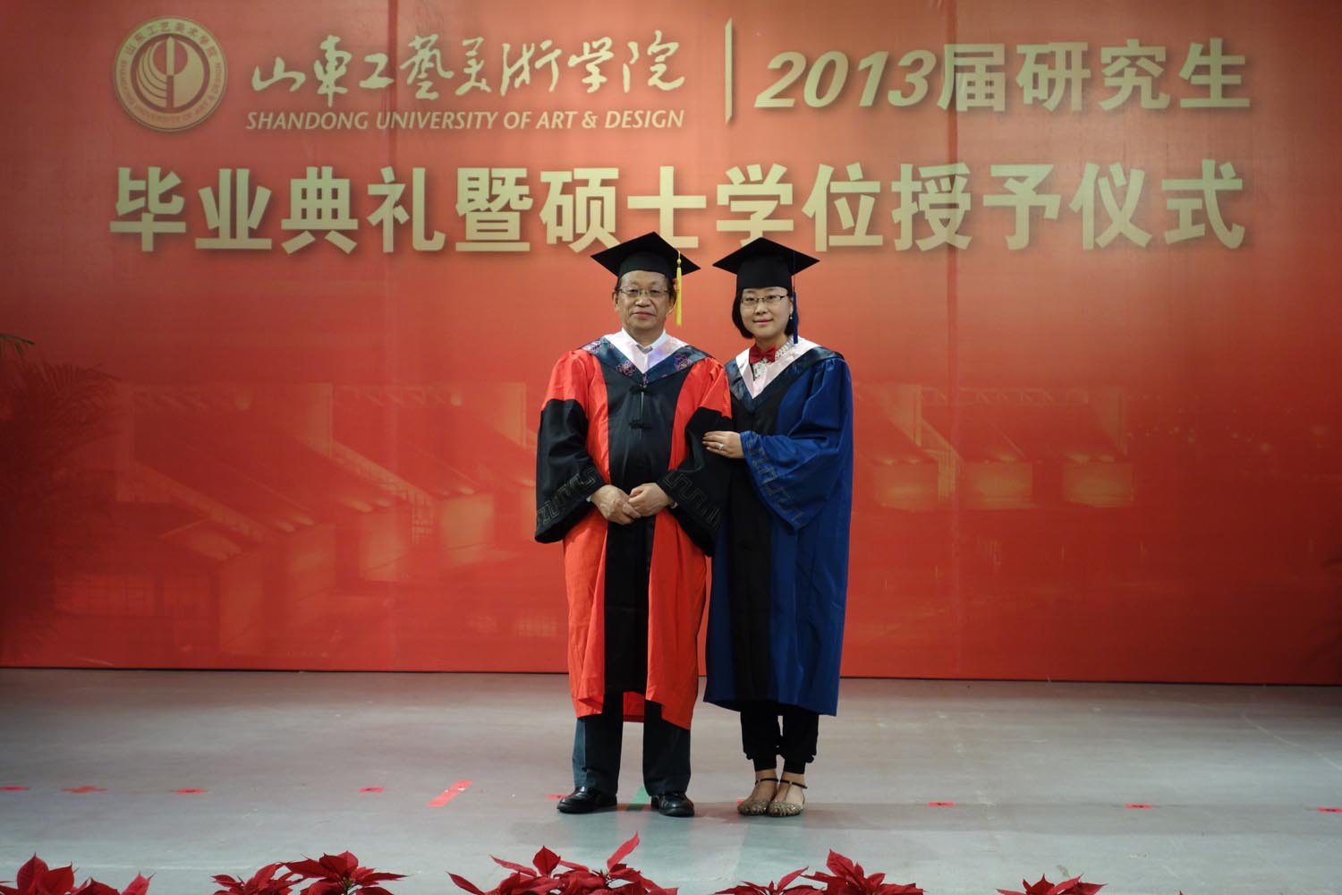 2.在山东工艺美术学院担任美术馆馆长并被聘为教授和研究生导师,后又被评为国家二级教授.jpg 2.在山东工艺美术学院担任美术馆馆长并被聘为教授和研究生导师,后又被评为国家二级教授.jpg