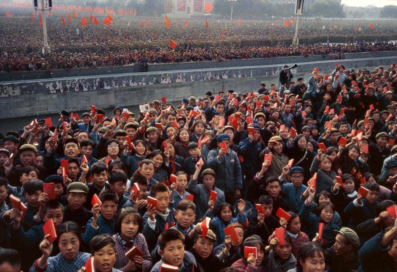 来自全国各地的红卫兵手捧红宝书聚集在天安门广场接受毛主席检阅.jpg
