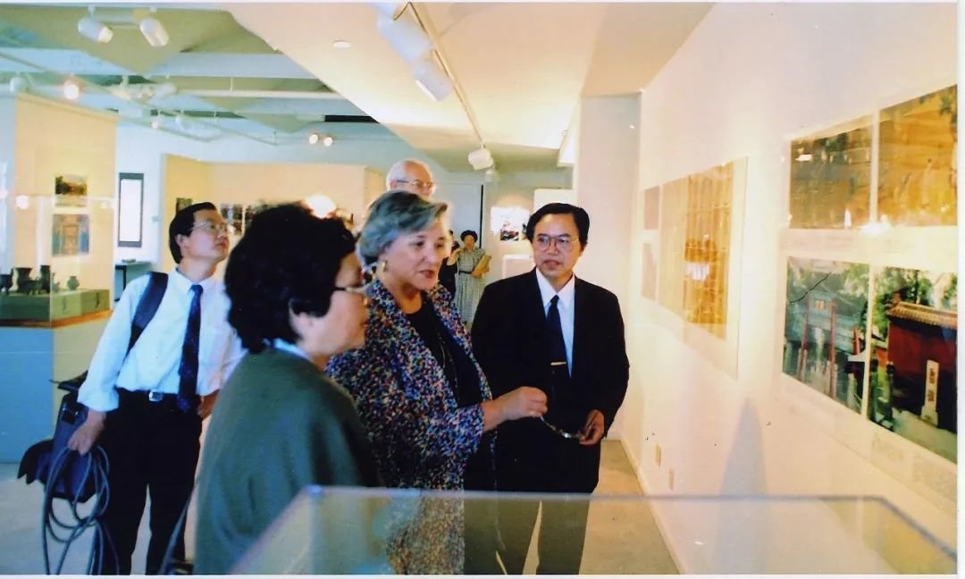 1992年中国孔孟文化摄影展在美国旧金山展出时，基金会副主席冯德英陪同旧金山市长等观看展览。