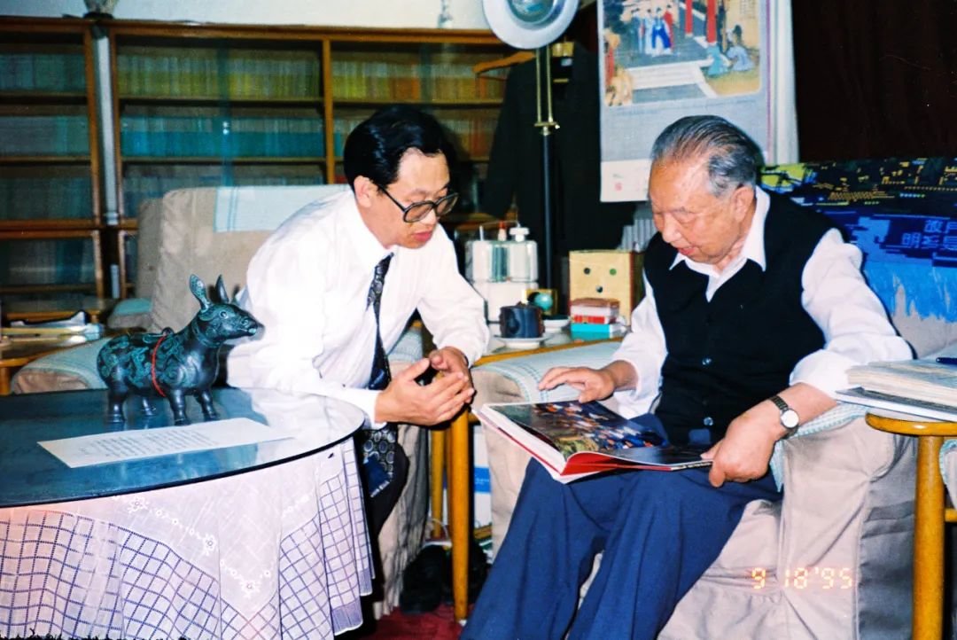 1995年基金会秘书长曾毅向华国锋主席赠送《大哉孔子》画册