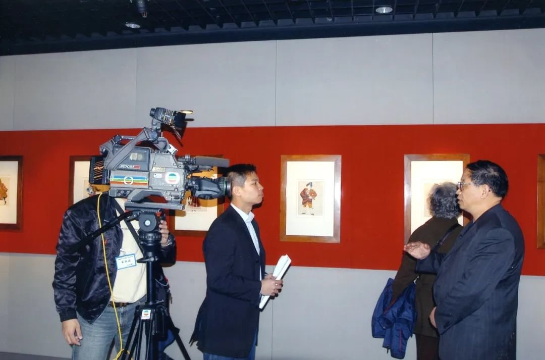 2005年3月，毕加索版画中国巡展回展在北京皇城艺术馆展出现场，促进会主席曾毅接受香港电视台采访。