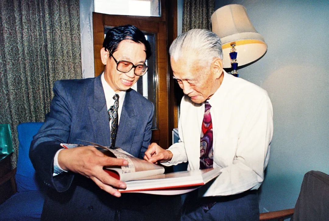 1995年基金会秘书长曾毅向原全国人大副委员长程思远赠送《大哉孔子》画册